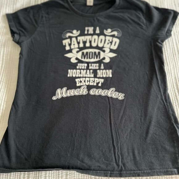 Anvil Black Women’s Tattooed Mom Graphic Short Sleeve Tee T-shirt Size Medium - Picture 2 of 7